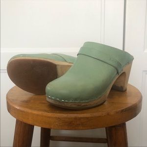 SWEDISH HABEENS clogs in minty green